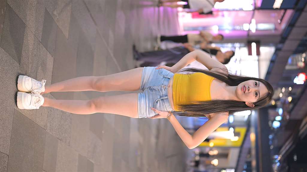 图片[1]-李青青牛仔热裤视频纯享版-街拍流行馆