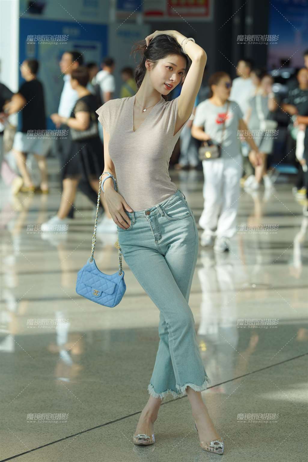 图片[1]-牛仔长腿气质美女-街拍流行馆