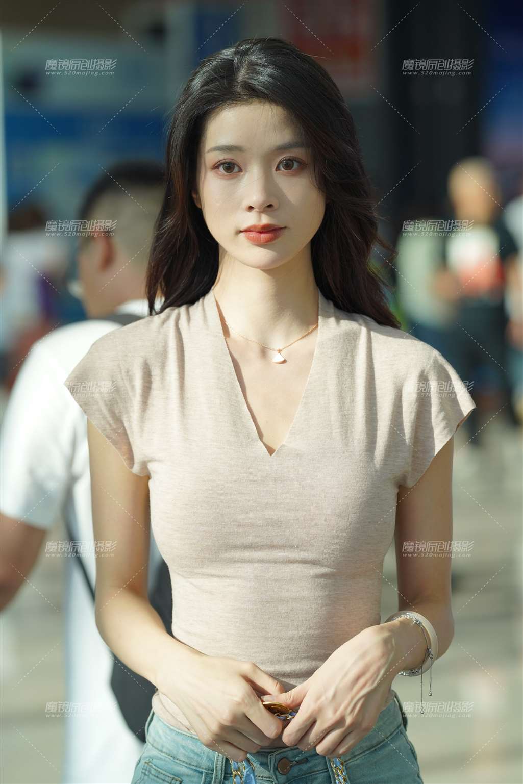 图片[3]-牛仔长腿气质美女-街拍流行馆