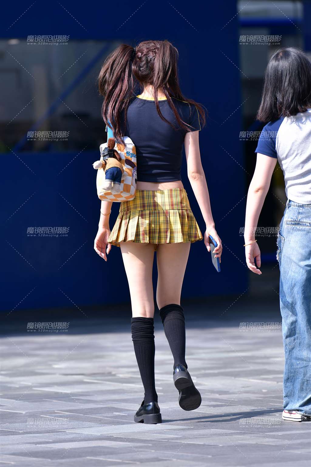 图片[2]-高挑短裙美女-街拍流行馆