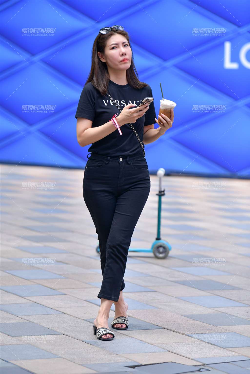 图片[4]-韵味九分黑牛仔裤美女-街拍流行馆