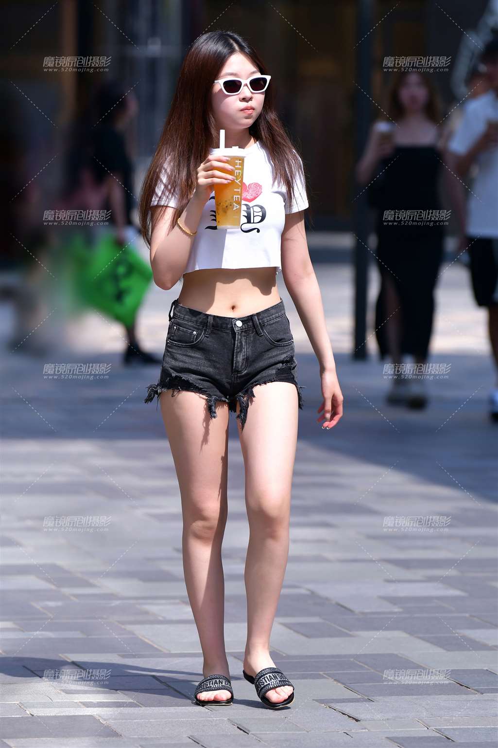 图片[1]-牛仔热裤小美女-街拍流行馆
