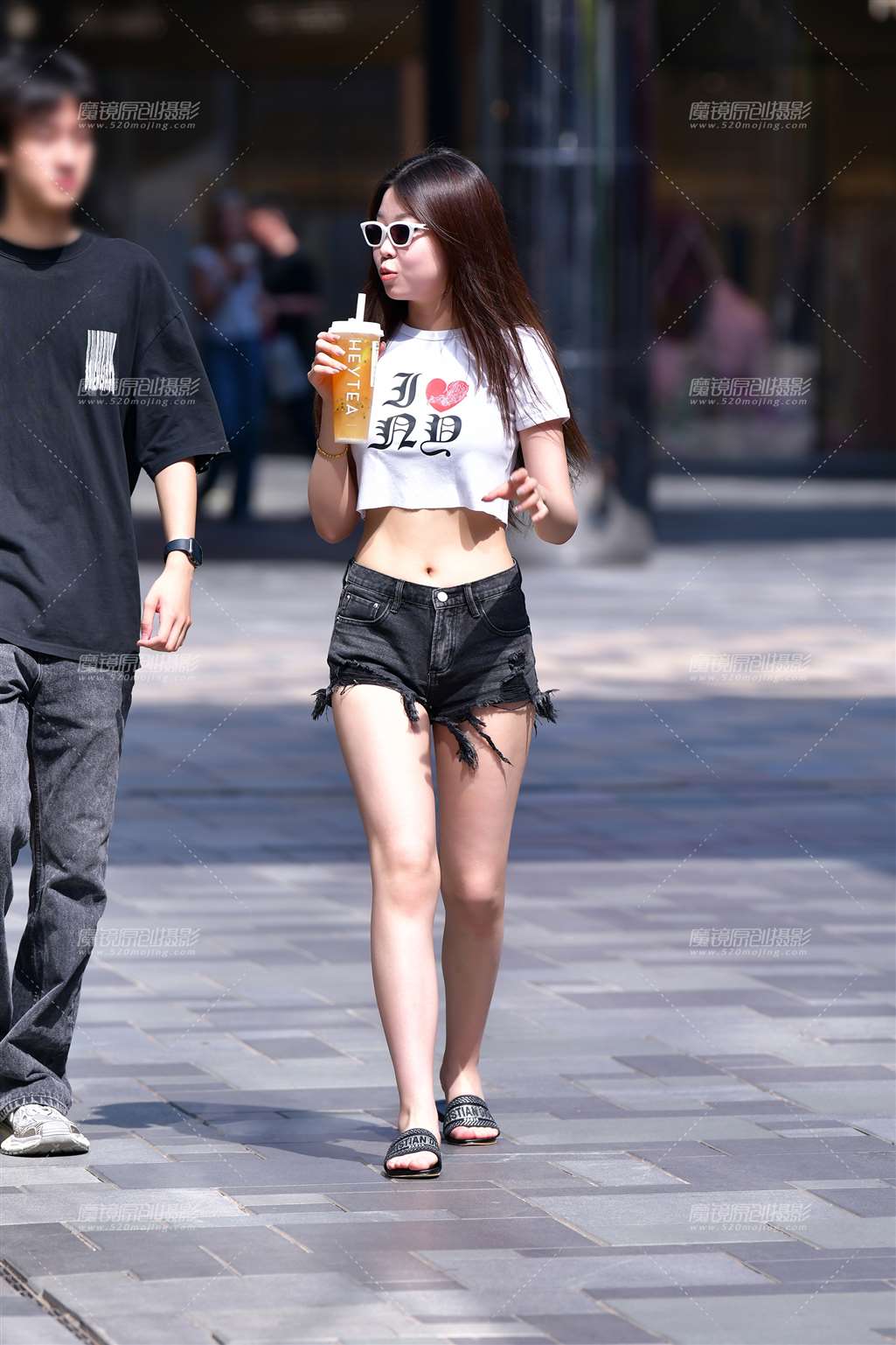 图片[3]-牛仔热裤小美女-街拍流行馆