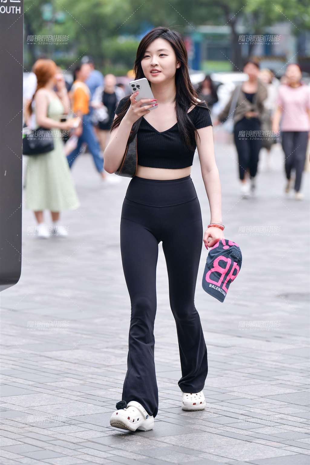 图片[3]-黑衫紧身裤美女-街拍流行馆