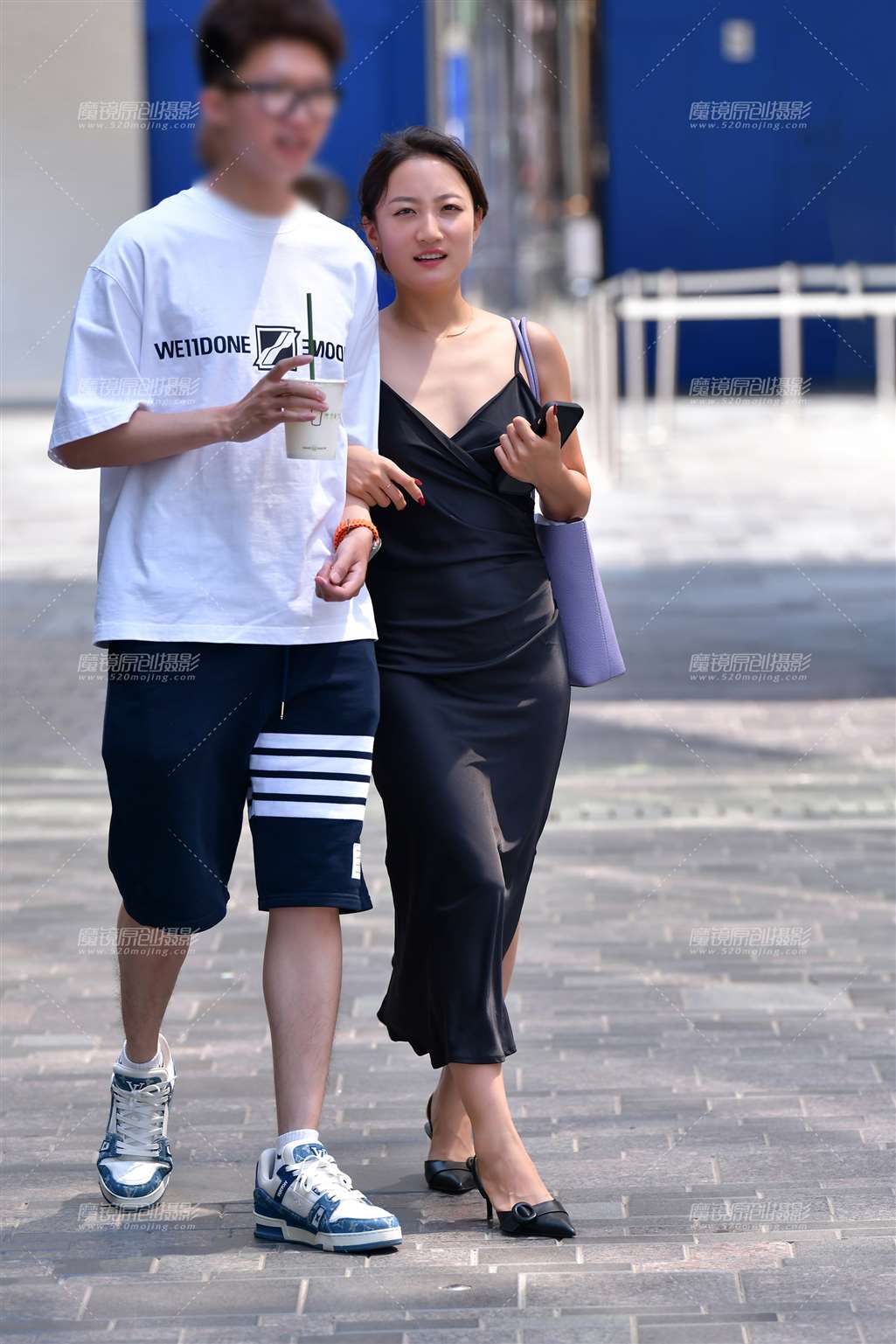 图片[3]-吊带长裙美女-街拍流行馆