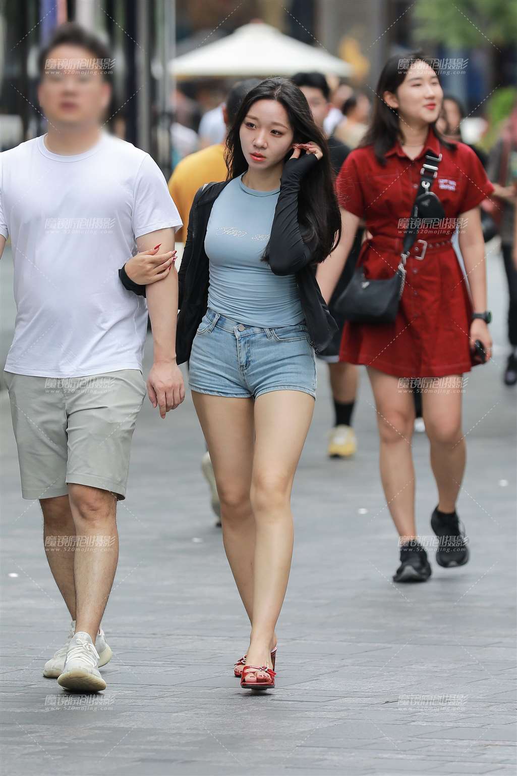 图片[3]-蓝色牛仔热裤女友-街拍流行馆