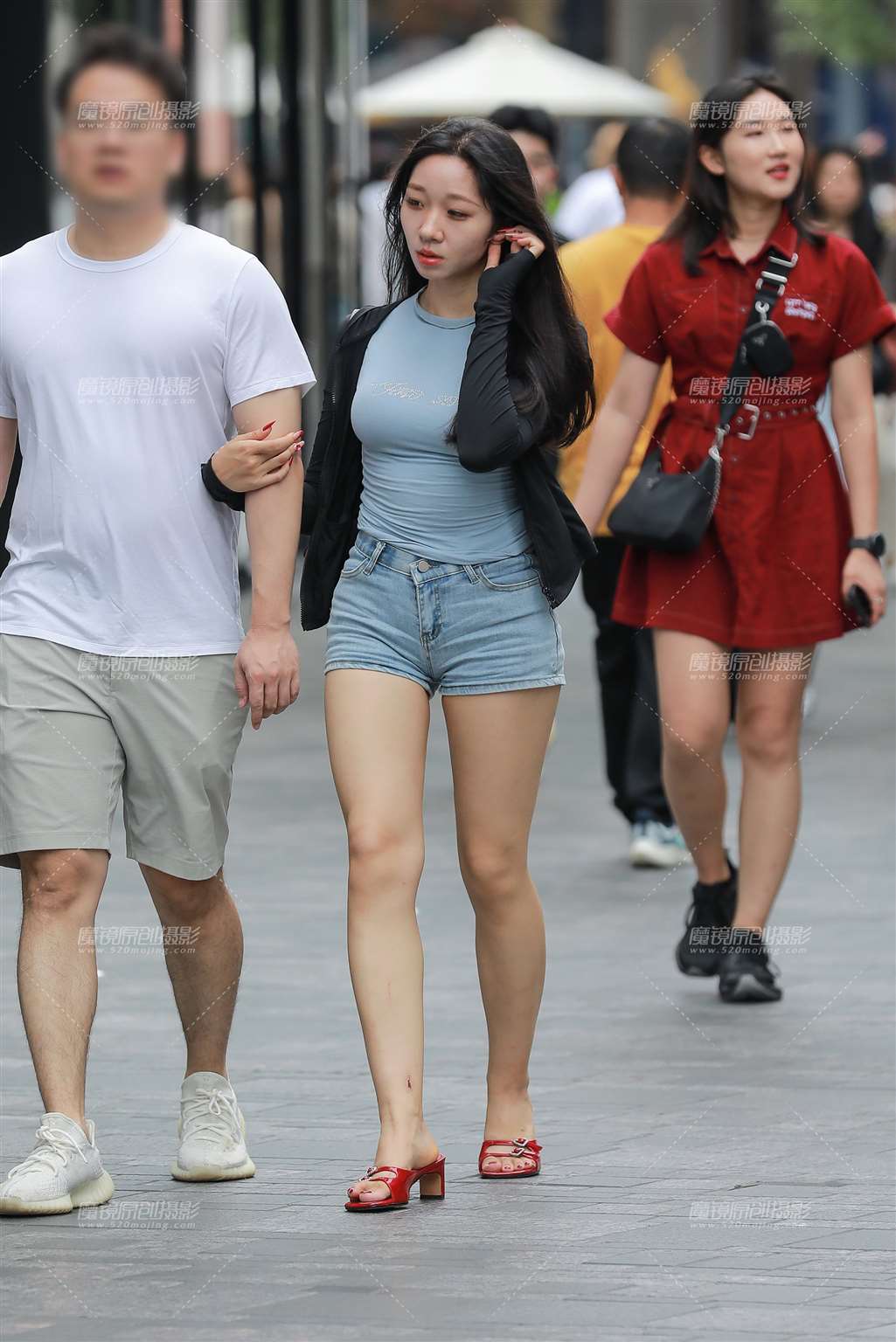 图片[5]-蓝色牛仔热裤女友-街拍流行馆