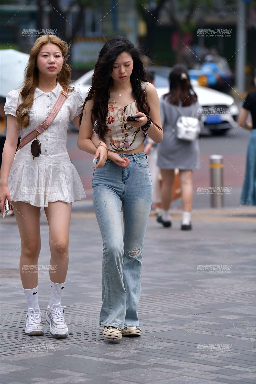 图片[1]-长发牛仔裤美女-街拍流行馆