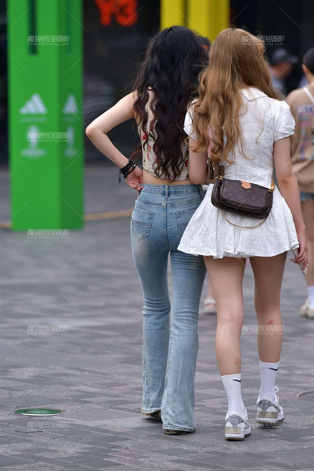 图片[3]-长发牛仔裤美女-街拍流行馆