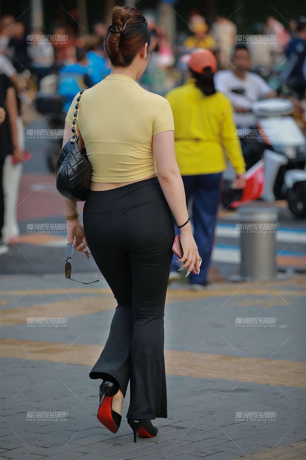 图片[2]-丰润黑色瑜伽裤美女-街拍流行馆