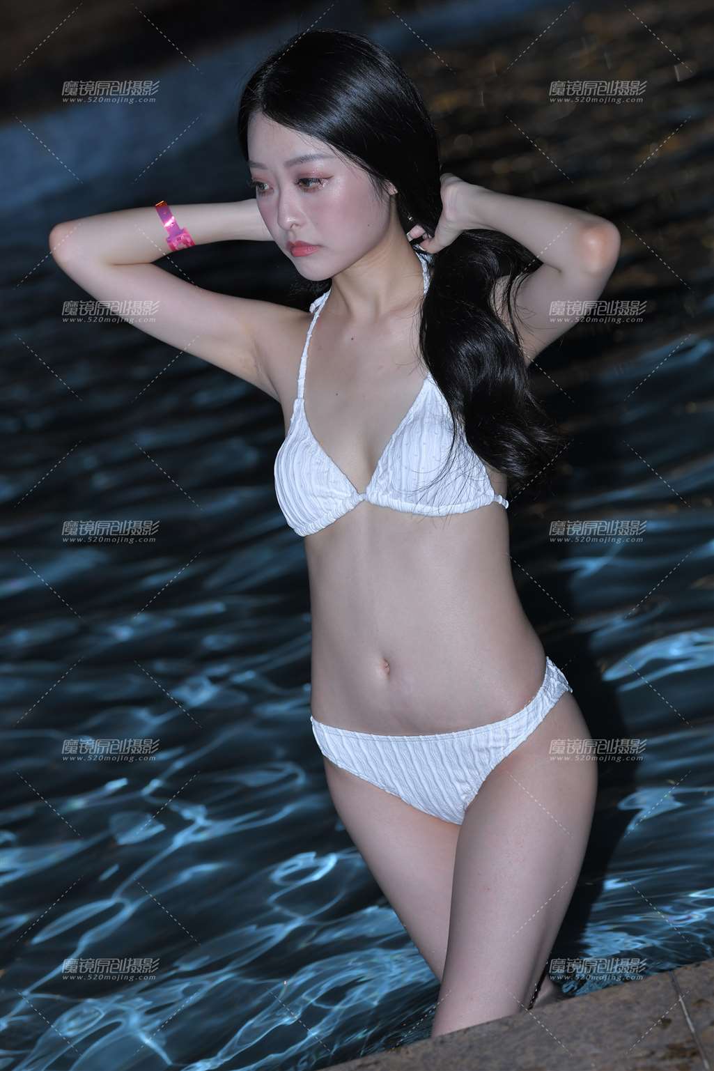图片[3]-夜色中的白色泳装-街拍流行馆