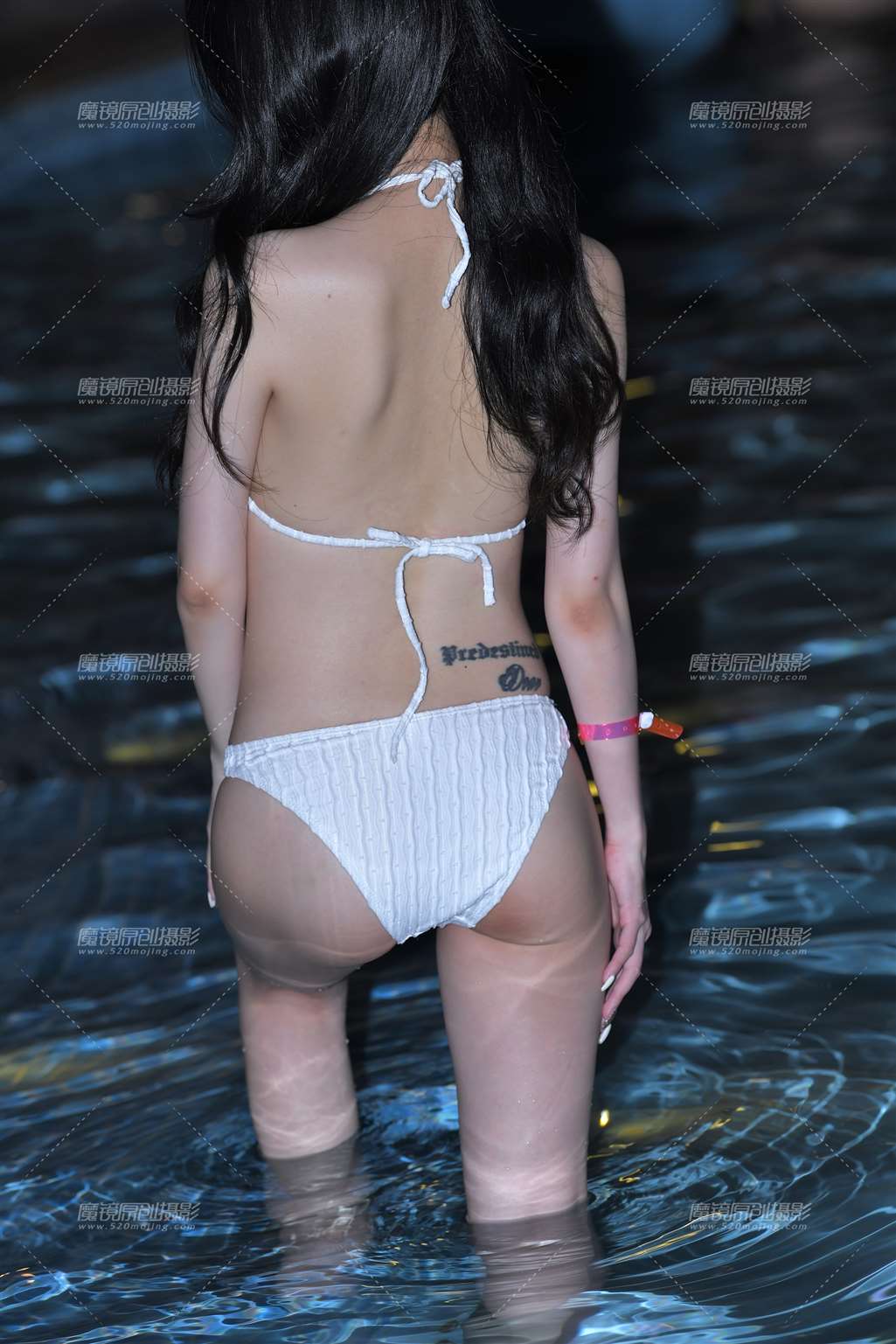 图片[5]-夜色中的白色泳装-街拍流行馆