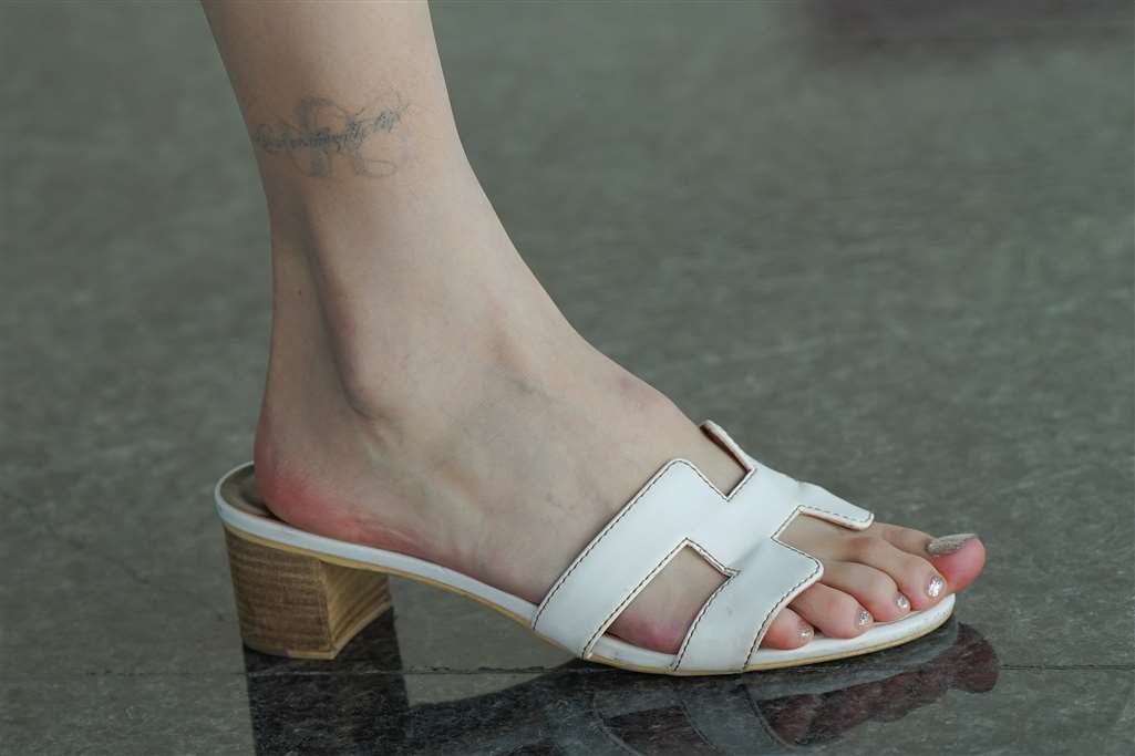图片[2]-长腿美足-街拍流行馆