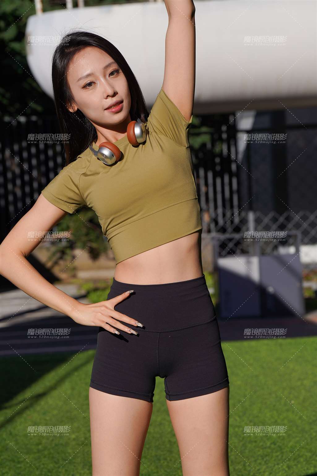 图片[1]-黑色运动短裤女孩-街拍流行馆