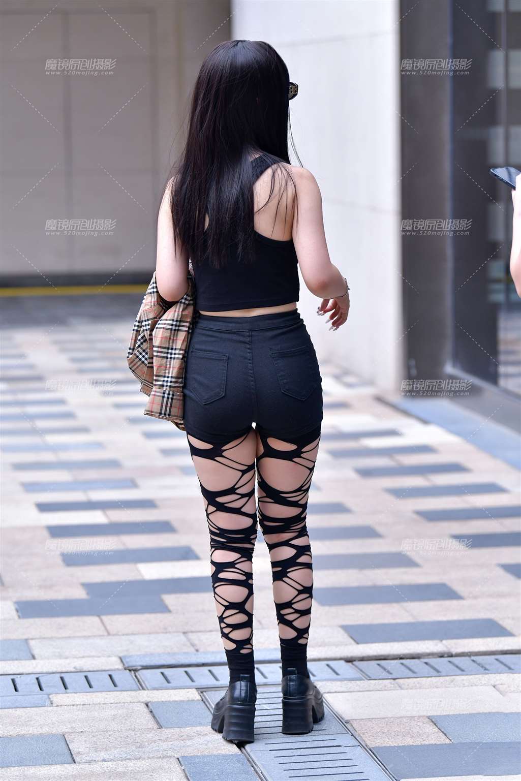 图片[3]-黑色热裤美女-街拍流行馆