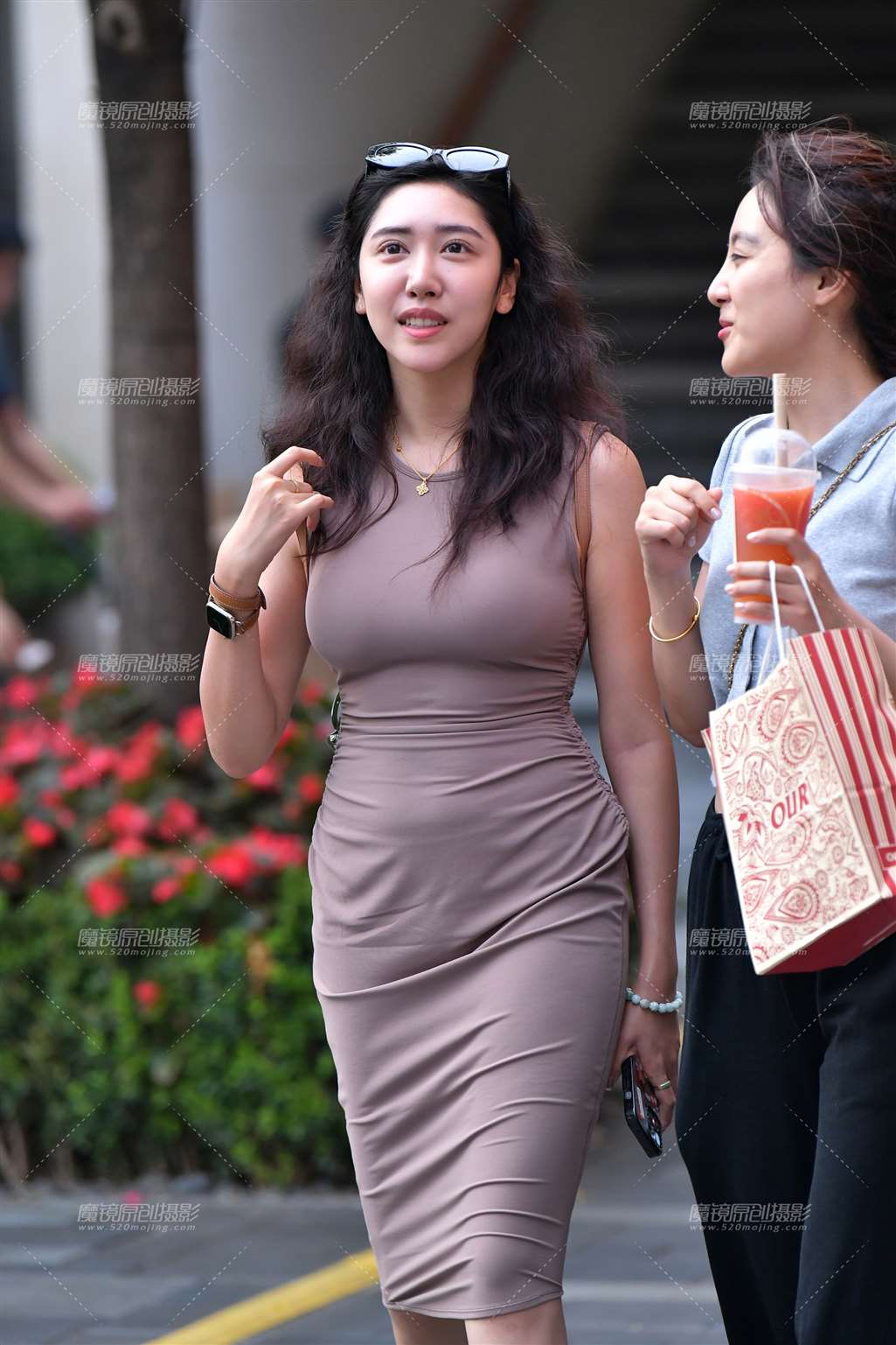 图片[1]-开心闺蜜长裙美女-街拍流行馆