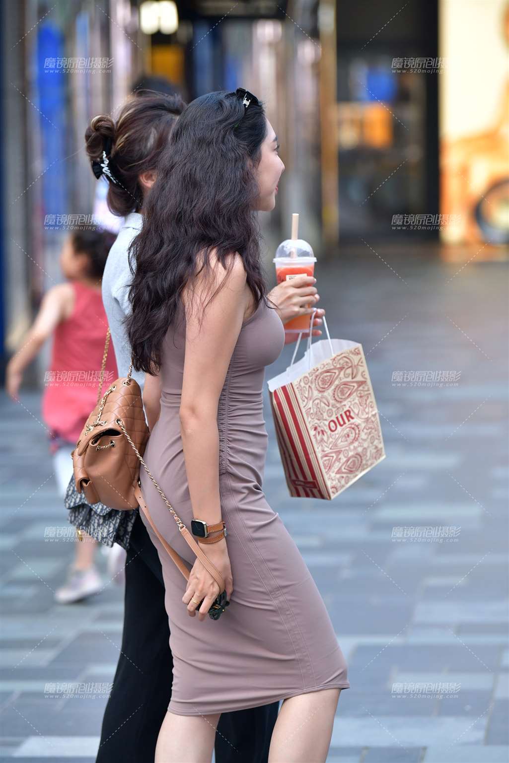 图片[2]-开心闺蜜长裙美女-街拍流行馆