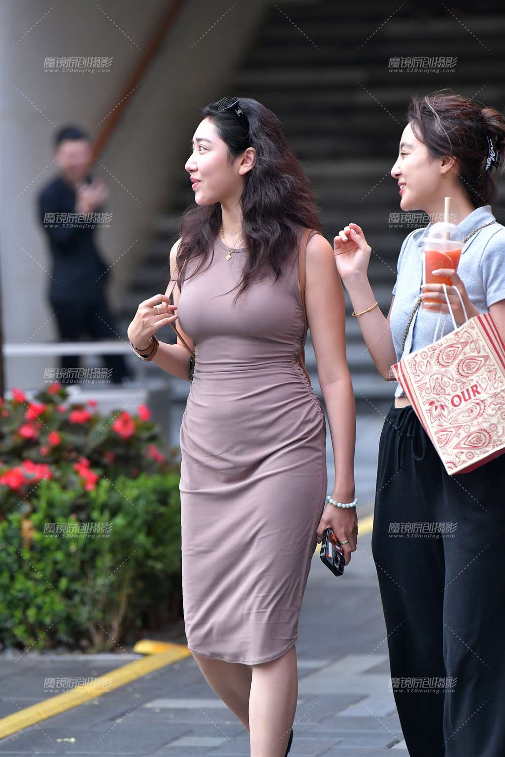 图片[5]-开心闺蜜长裙美女-街拍流行馆