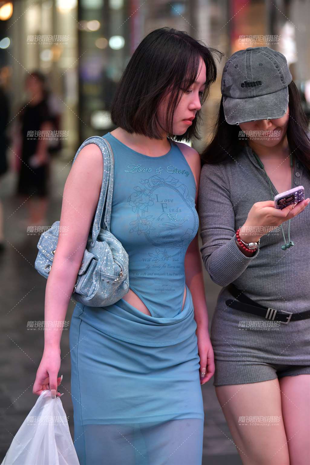 图片[1]-傍晚长裙美女-街拍流行馆
