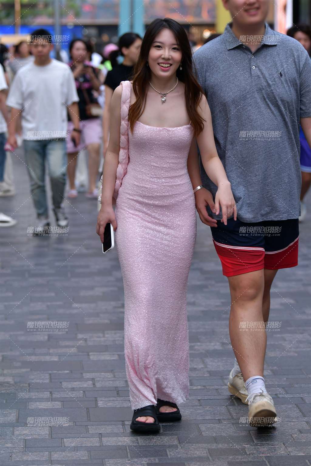 图片[1]-甜美长裙美女-街拍流行馆