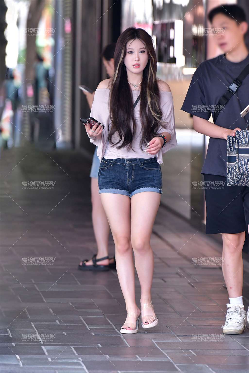 图片[3]-美甲牛仔热裤美女-街拍流行馆
