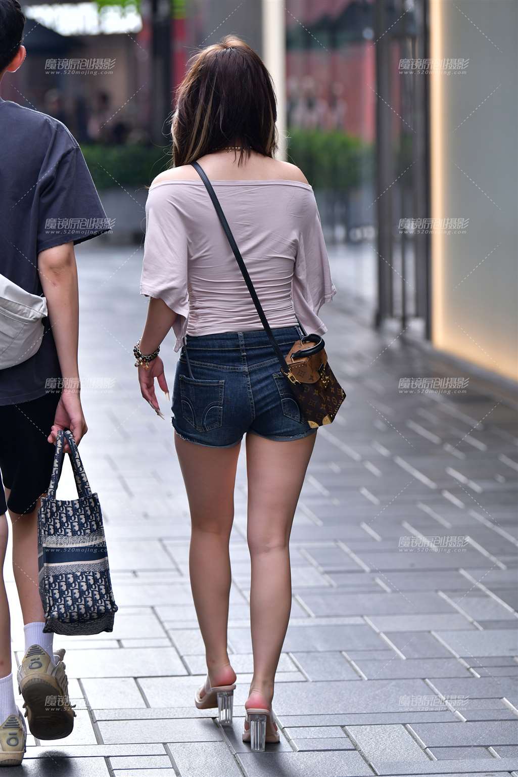 图片[2]-美甲牛仔热裤美女-街拍流行馆