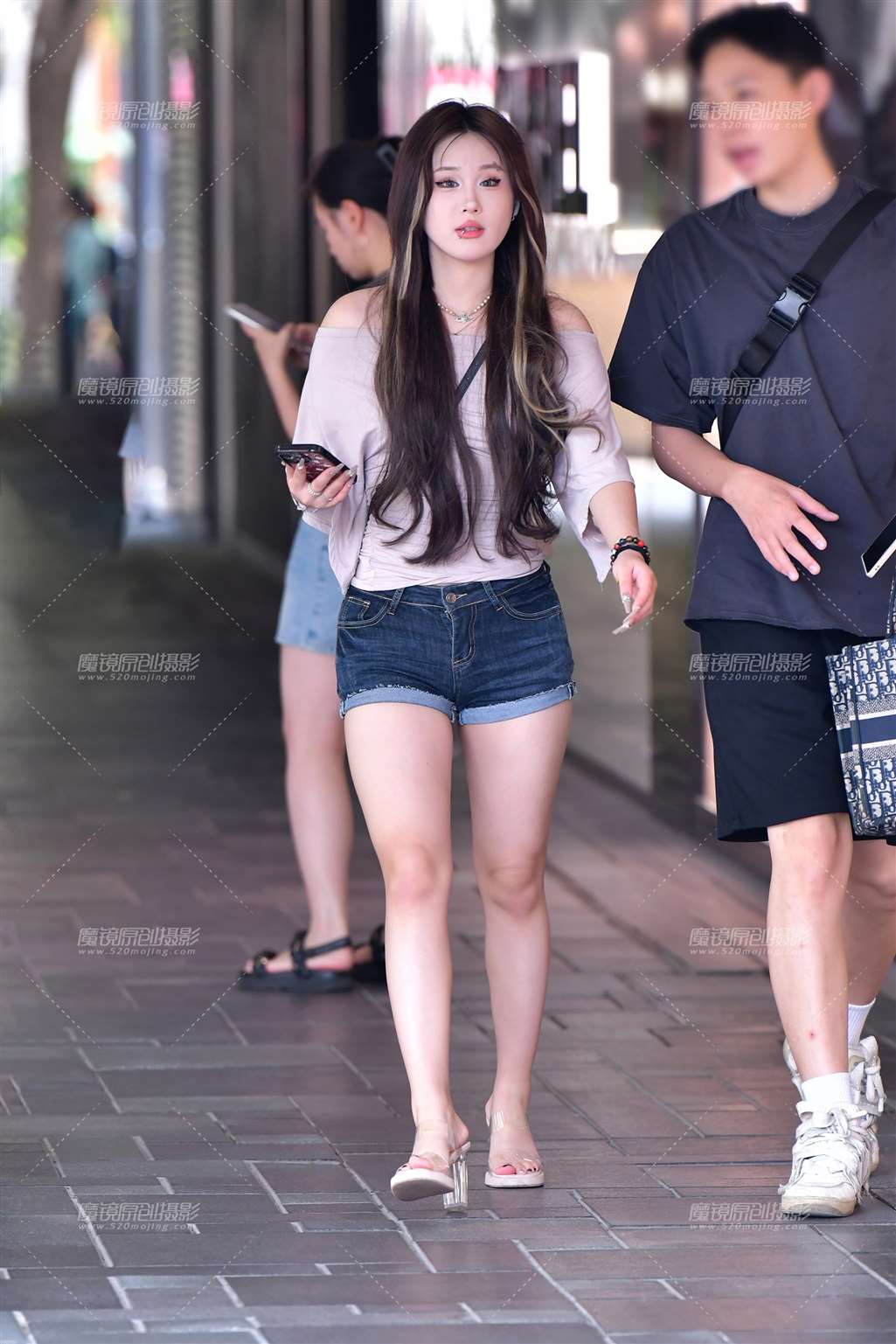 图片[4]-美甲牛仔热裤美女-街拍流行馆