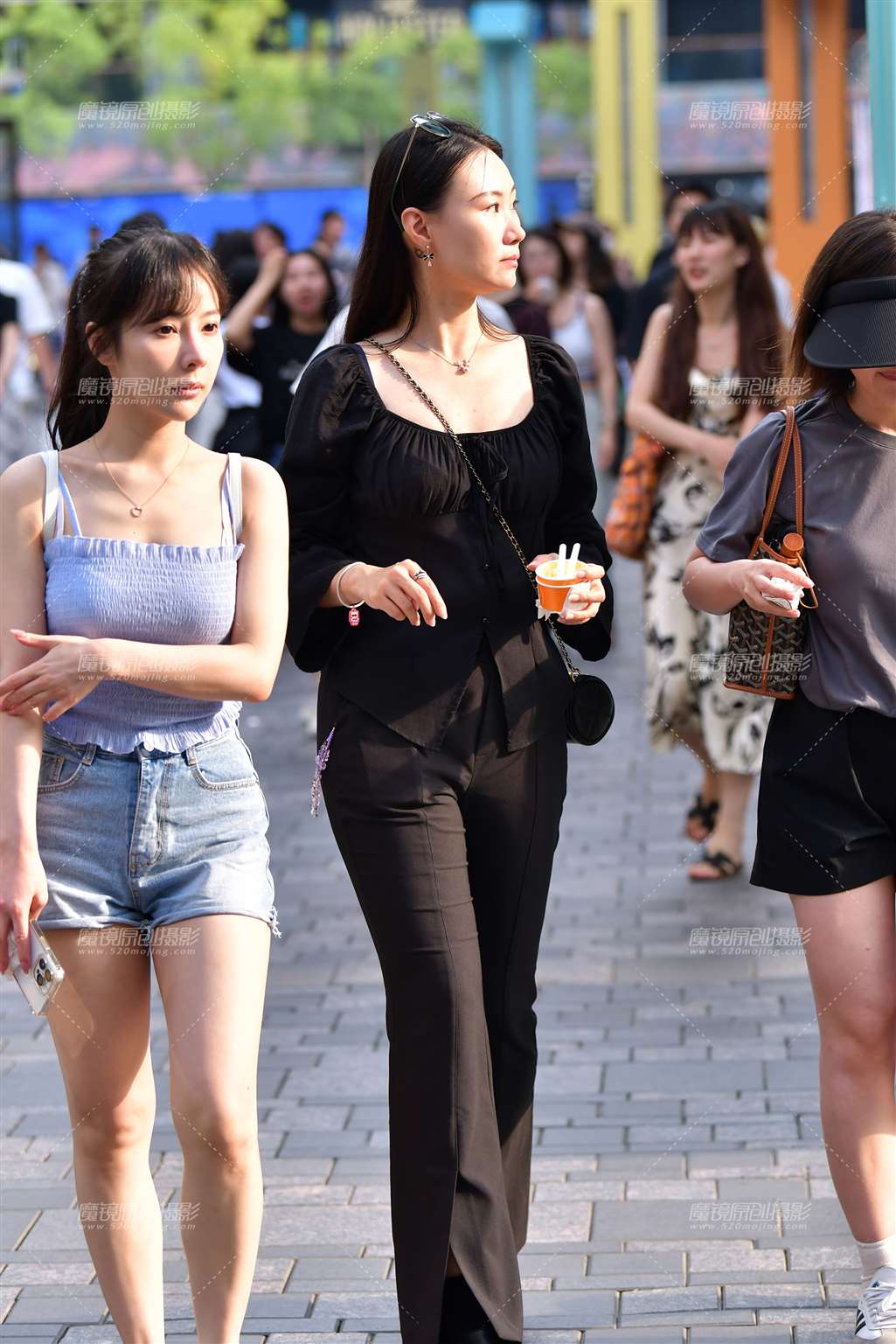 图片[1]-高挑黑裤美女-街拍流行馆