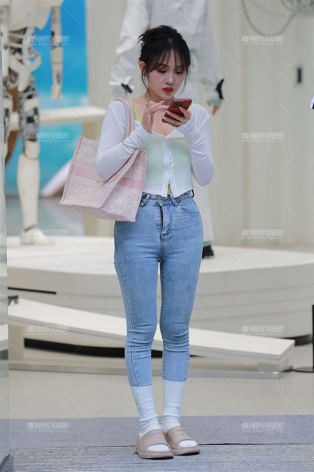 图片[3]-浅蓝色牛仔裤美女-街拍流行馆