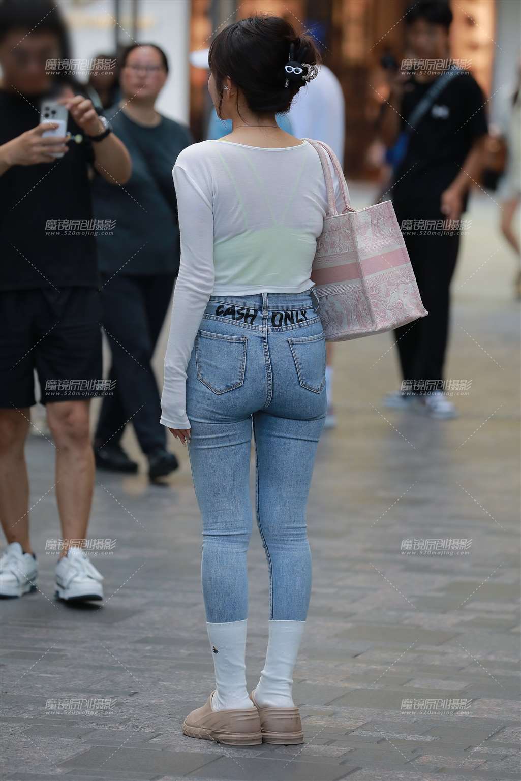 图片[2]-浅蓝色牛仔裤美女-街拍流行馆