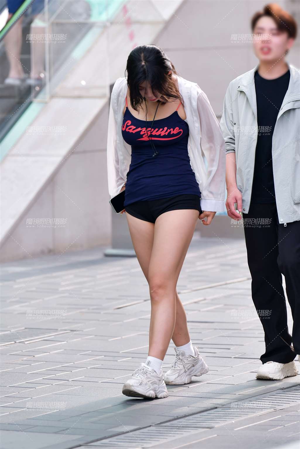 图片[1]-低头热裤美女-街拍流行馆