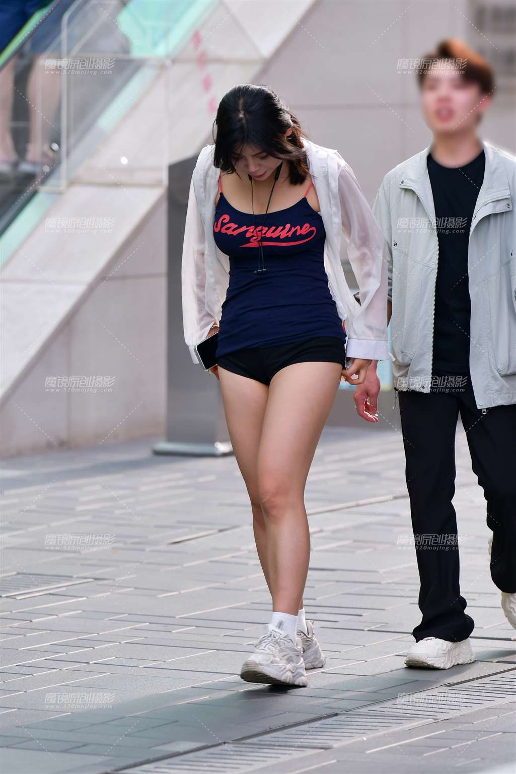 图片[3]-低头热裤美女-街拍流行馆