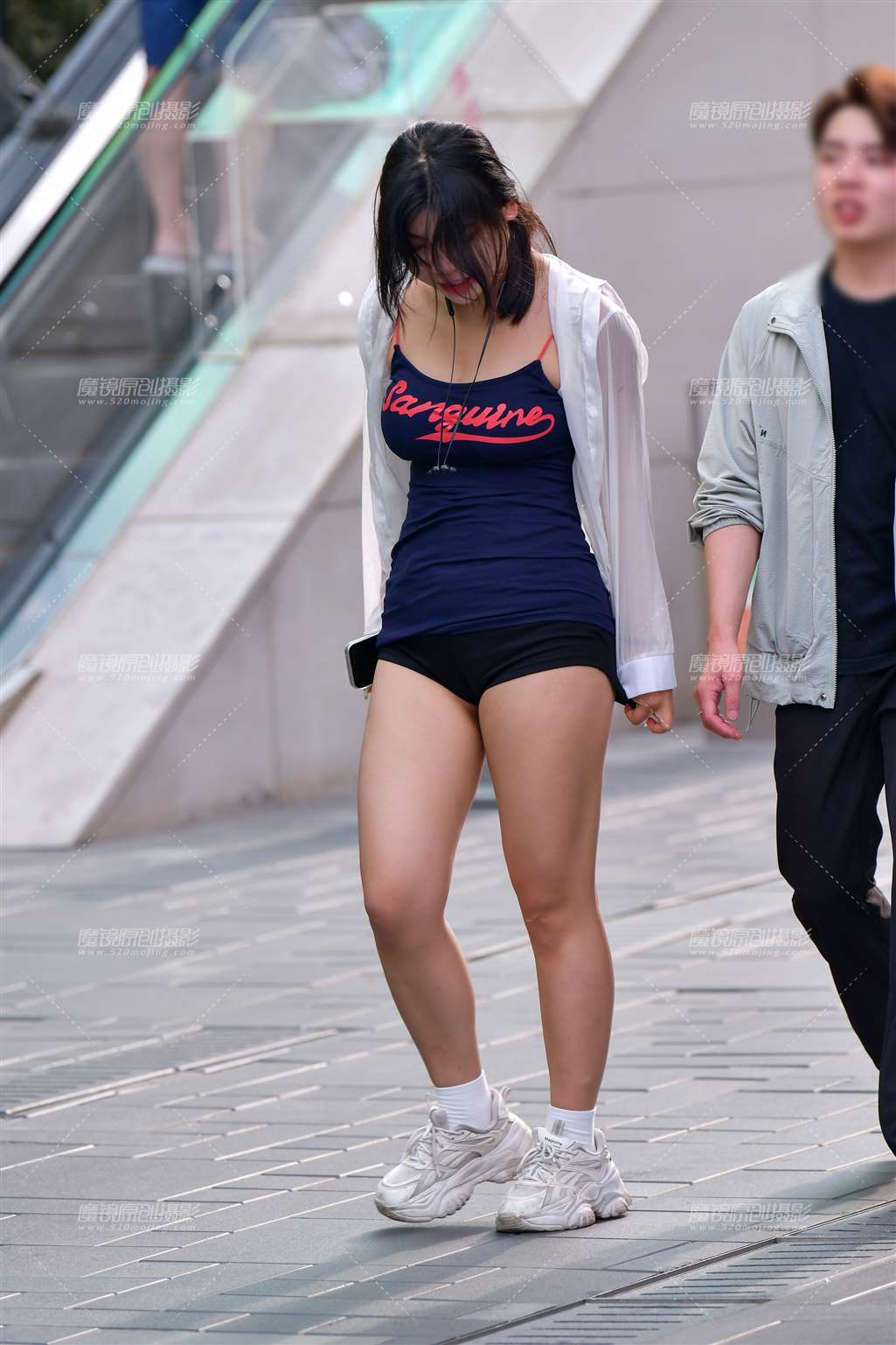 图片[5]-低头热裤美女-街拍流行馆