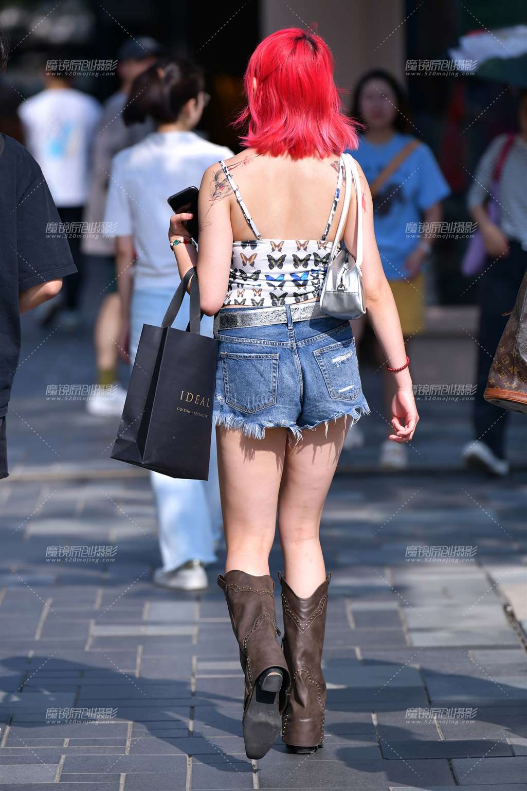 图片[2]-红发长腿热裤美女-街拍流行馆