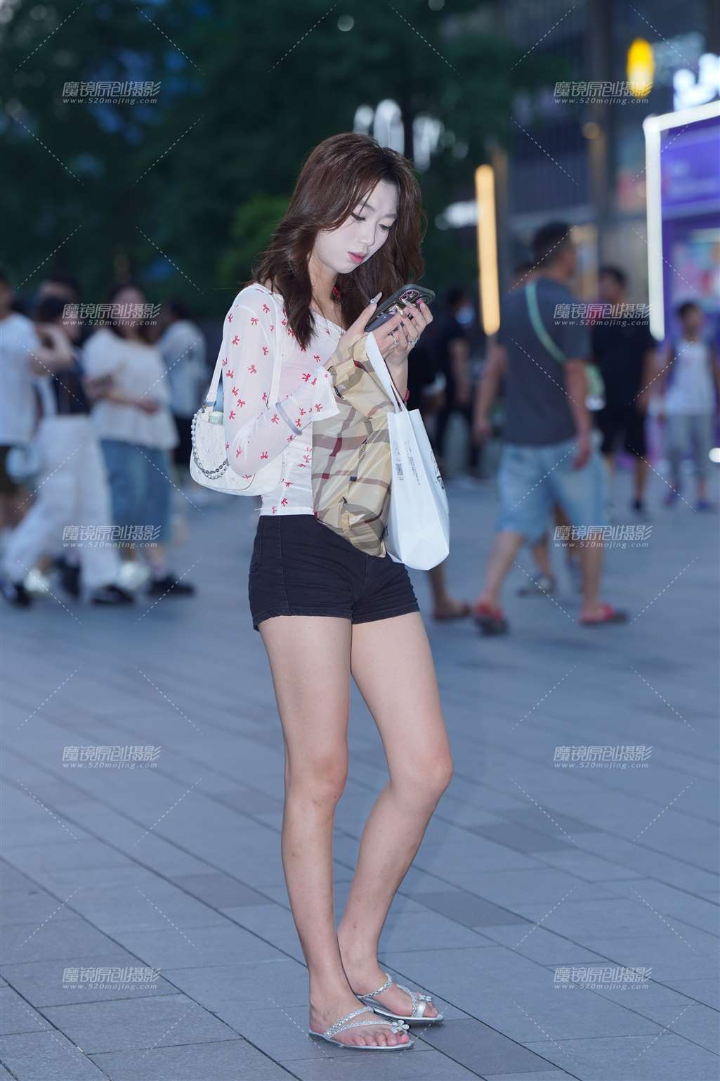 图片[1]-长腿小拖鞋-街拍流行馆