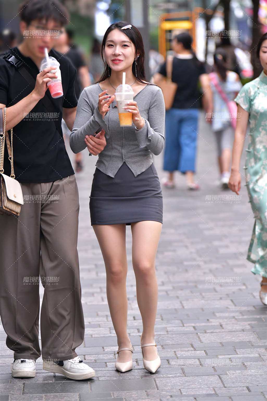 图片[1]-丝袜小高跟短裙美女-街拍流行馆