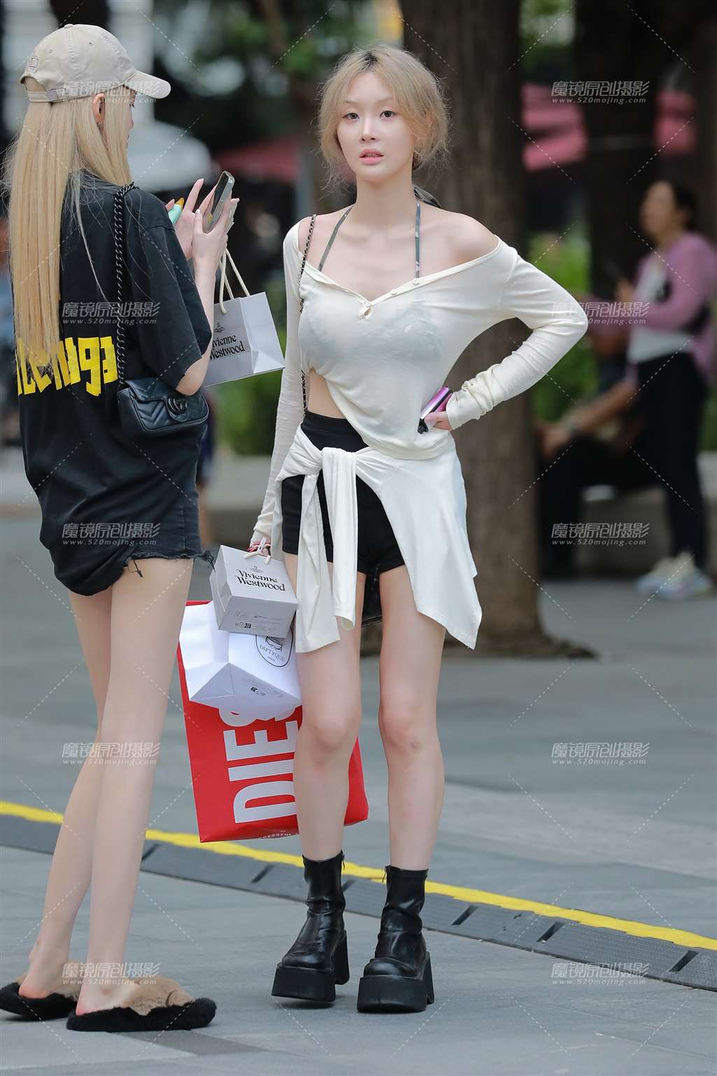 图片[1]-黑色热裤美女-街拍流行馆