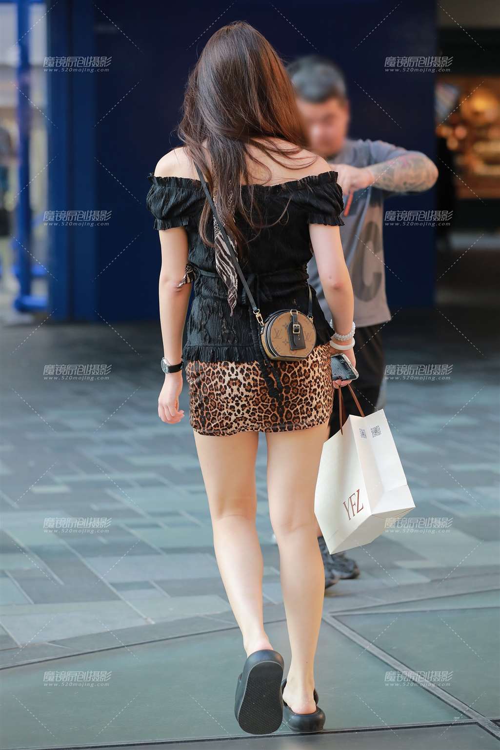 图片[2]-豹纹短裙美女-街拍流行馆