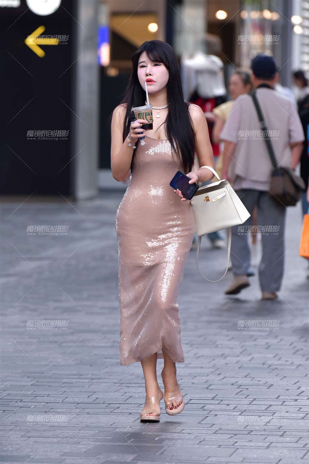 图片[1]-吊带长裙美女-街拍流行馆