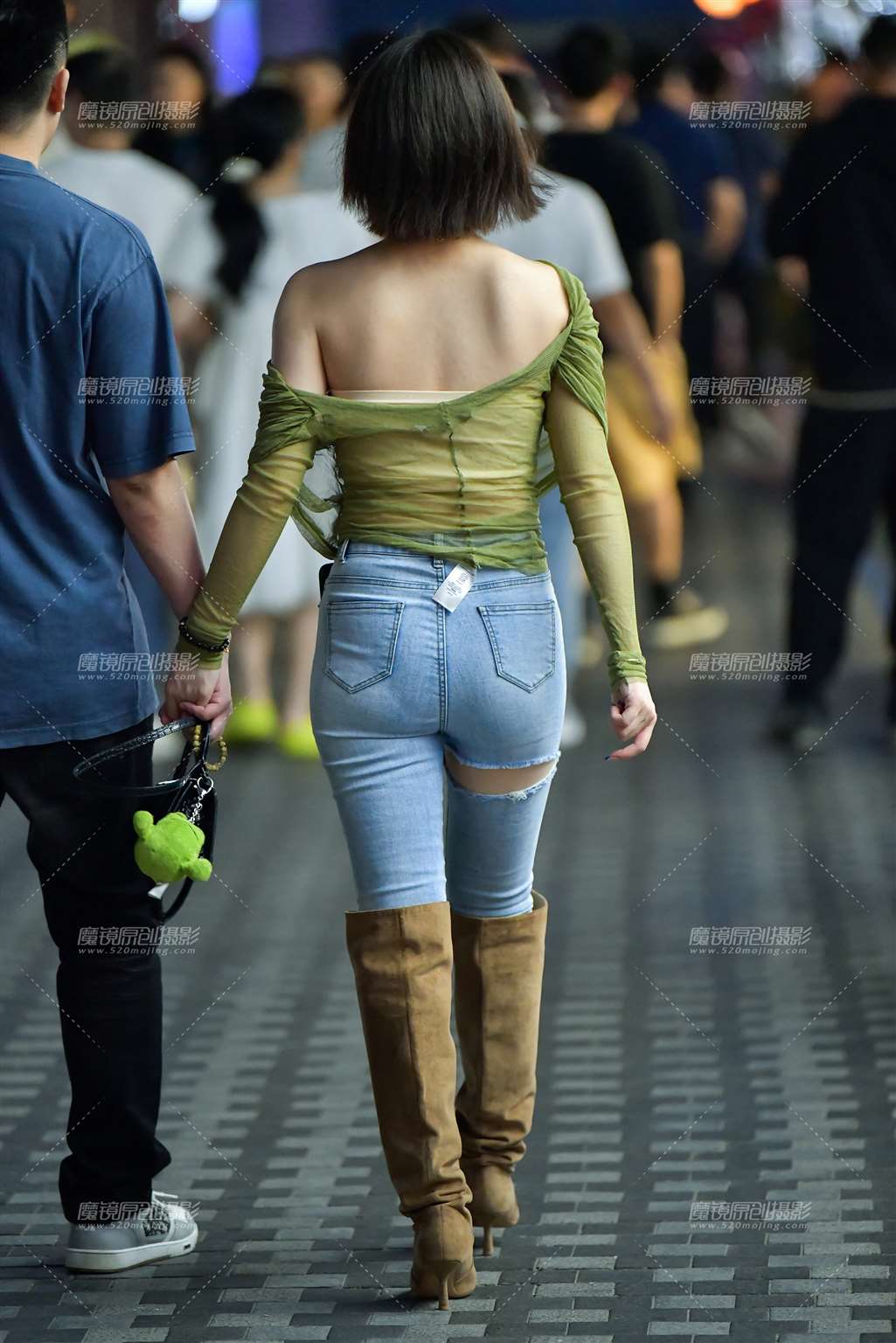 图片[2]-长靴牛仔裤美女-街拍流行馆