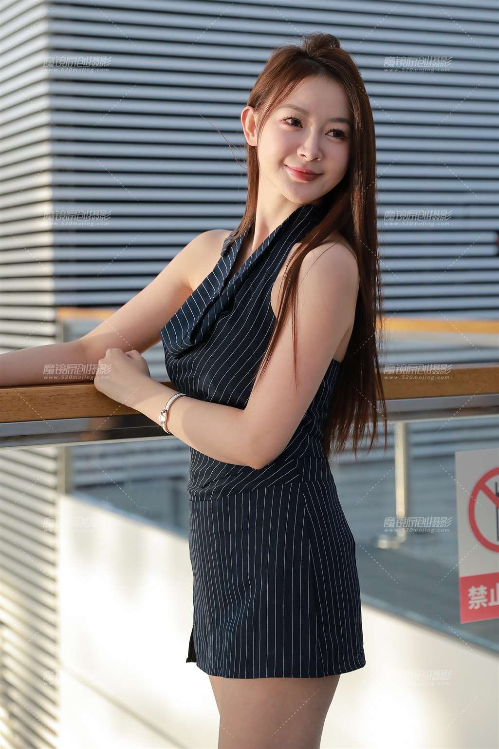 图片[1]-工装短裙美女-街拍流行馆