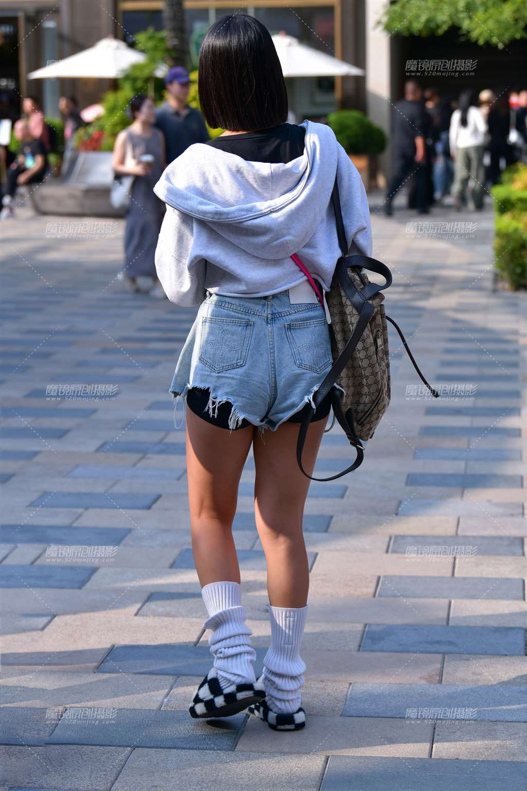 图片[2]-逛街拍照热裤美女-街拍流行馆