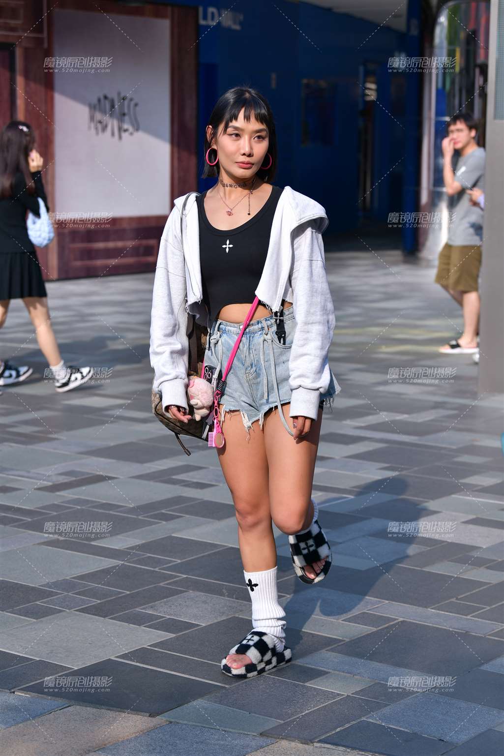 图片[4]-逛街拍照热裤美女-街拍流行馆