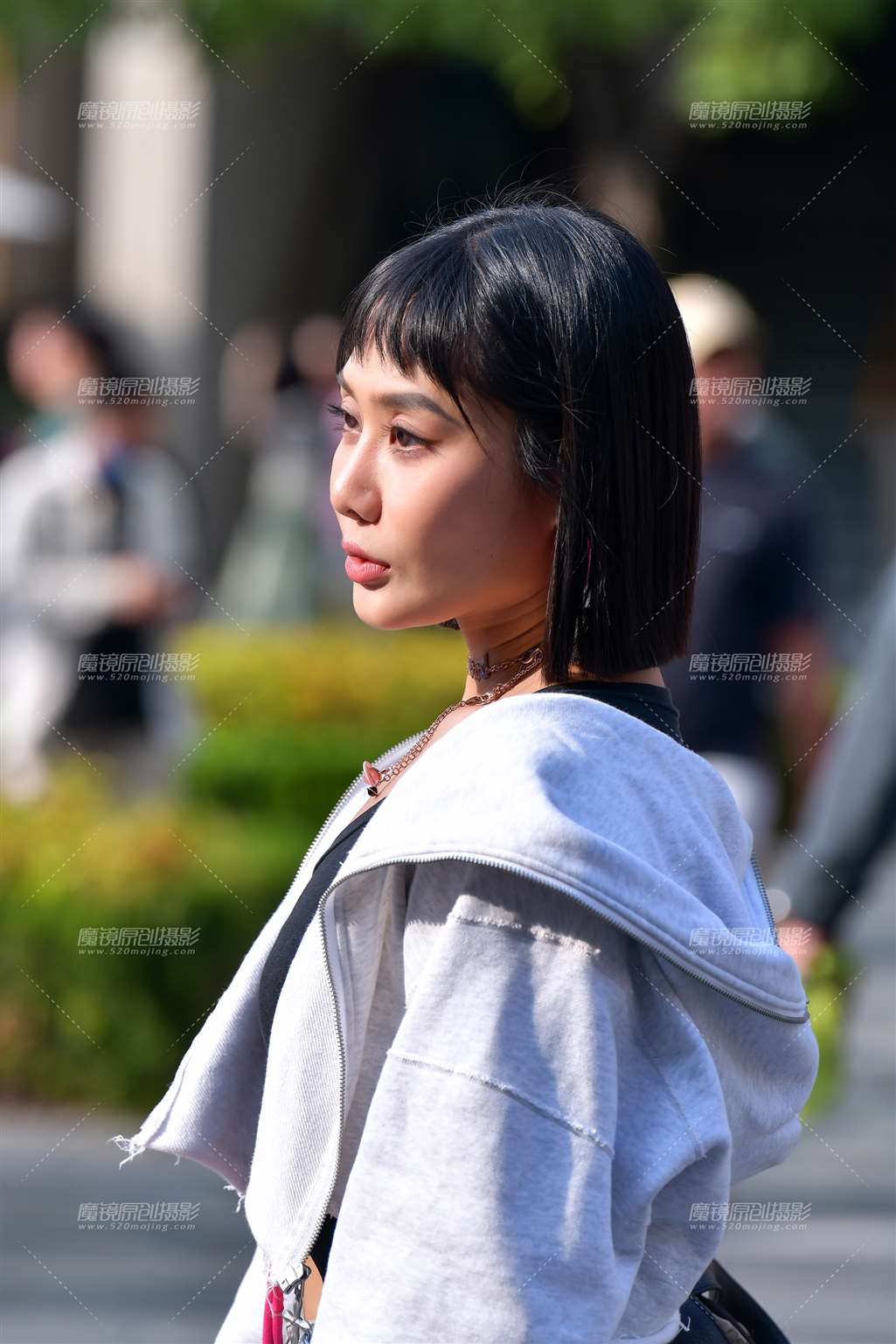 图片[1]-逛街拍照热裤美女-街拍流行馆