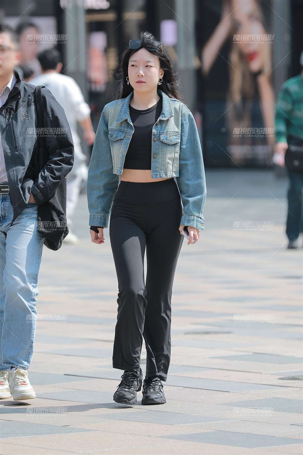 图片[3]-黑色瑜伽裤美女-街拍流行馆