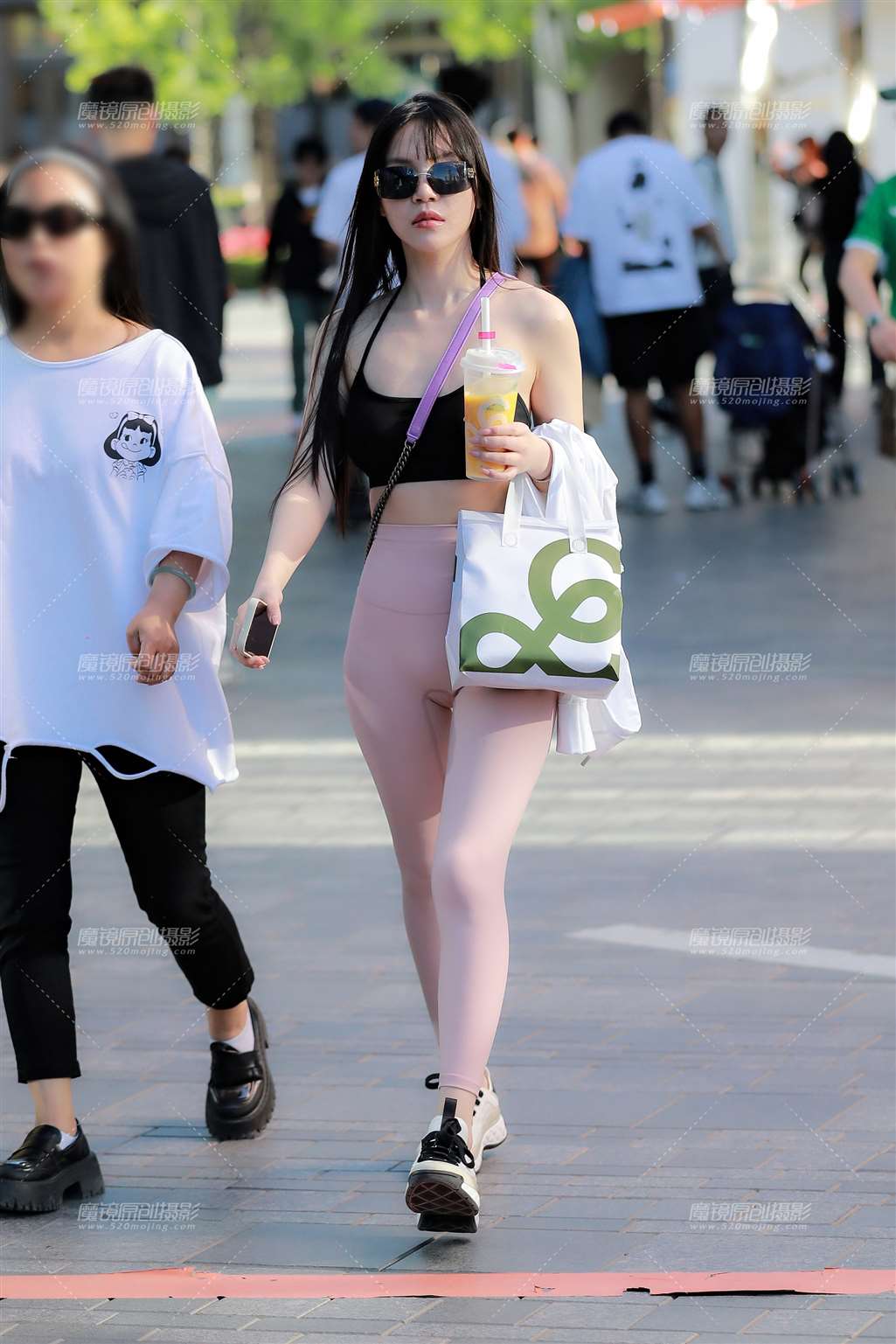 图片[3]-粉色紧身瑜伽裤美女-街拍流行馆