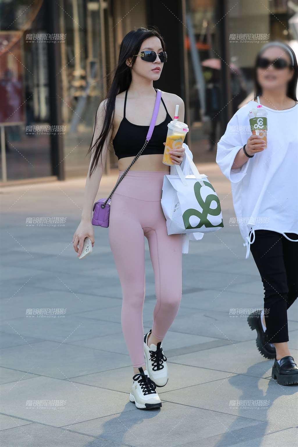 图片[1]-粉色紧身瑜伽裤美女-街拍流行馆