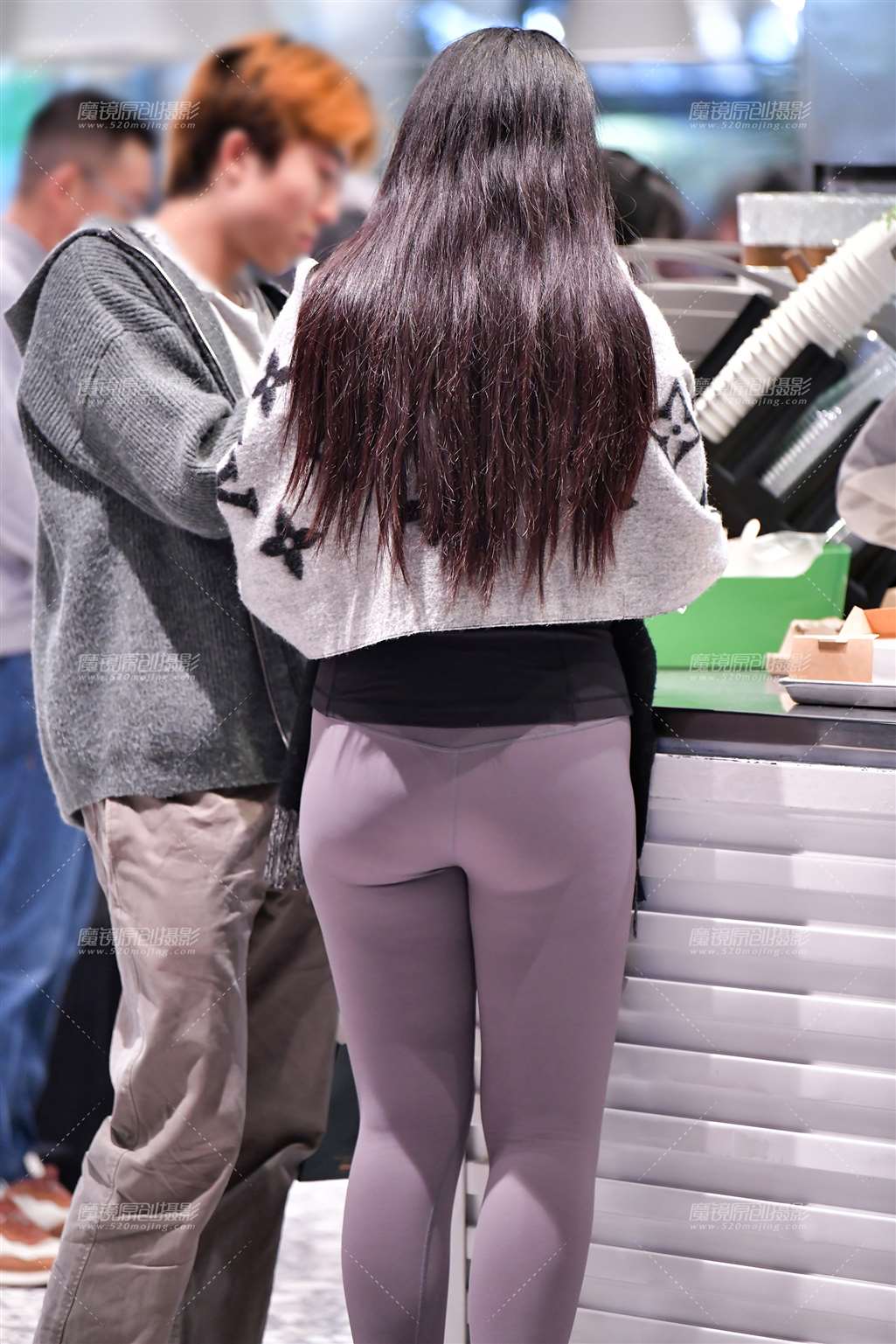 图片[3]-围巾紧身裤美女-街拍流行馆