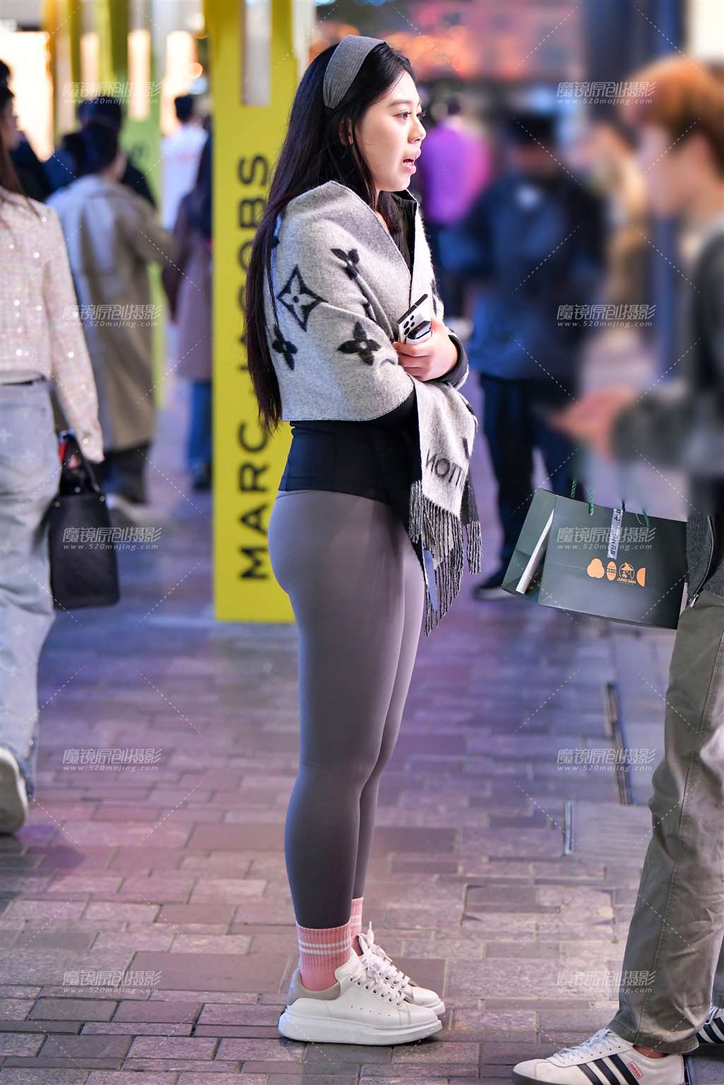 图片[5]-围巾紧身裤美女-街拍流行馆