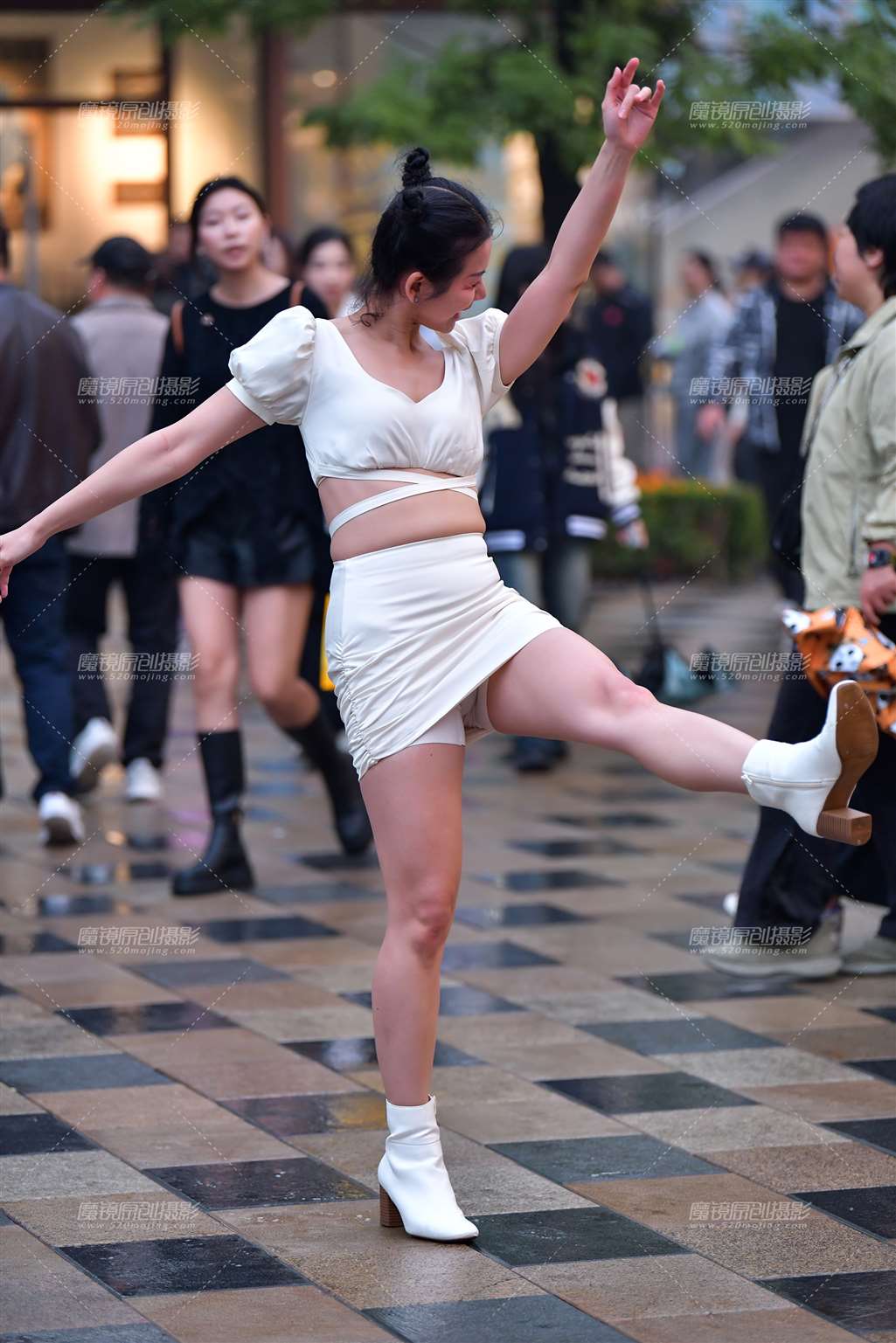 图片[3]-活泼拍照白裙美女-街拍流行馆